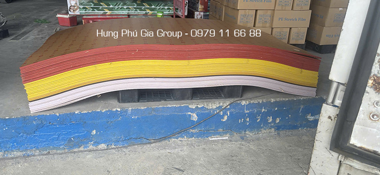 Hưng Phú Gia thường xuyên giao đơn hàng tấm mica giá tốt ở TPHCM
