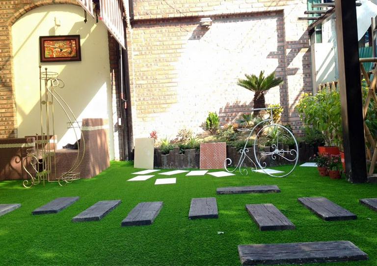 Thảm cỏ nhân tạo lát sân quán cafe