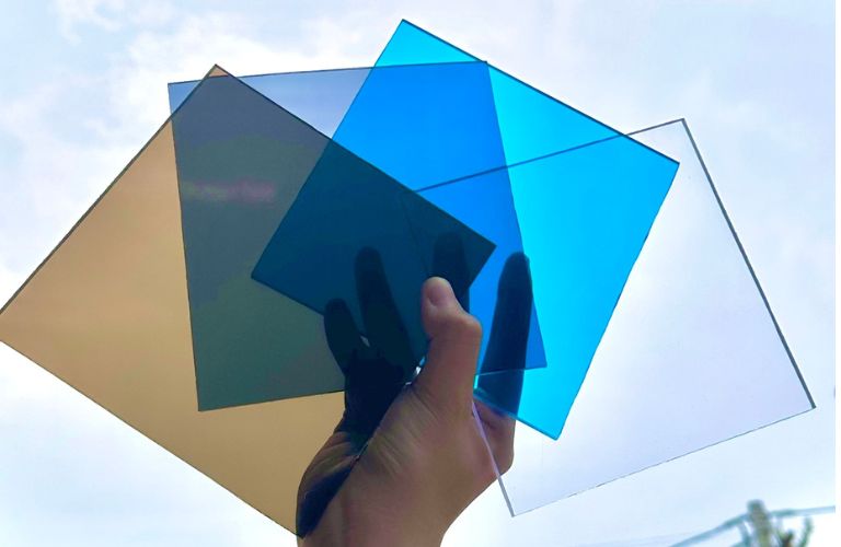 Kiểm tra chất lượng sản phẩm, lớp chống UV trước khi mua tấm Poly