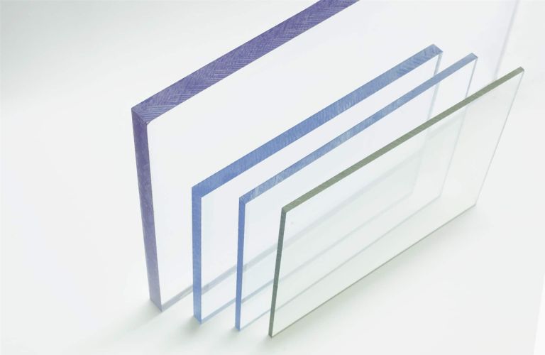 Độ trong suốt và truyền sáng của tấm Poly đặc ruột trong suốt 5mm lên đến 90%