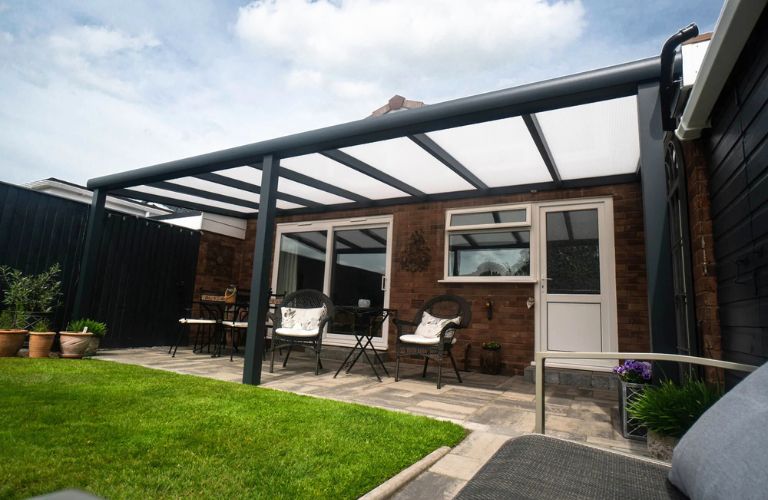 Mái che được làm từ tấm Polycarbonate đặc ruột 3mm màu trắng đục