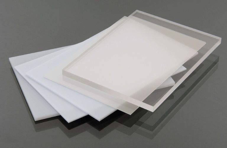 Tấm Polycarbonate có khả năng chống cháy nhờ vào tính chất tự dập tắt