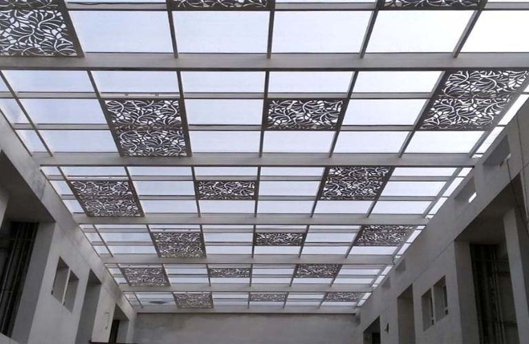 Tấm Polycarbonate thường được trang bị lớp phủ chống tia UV