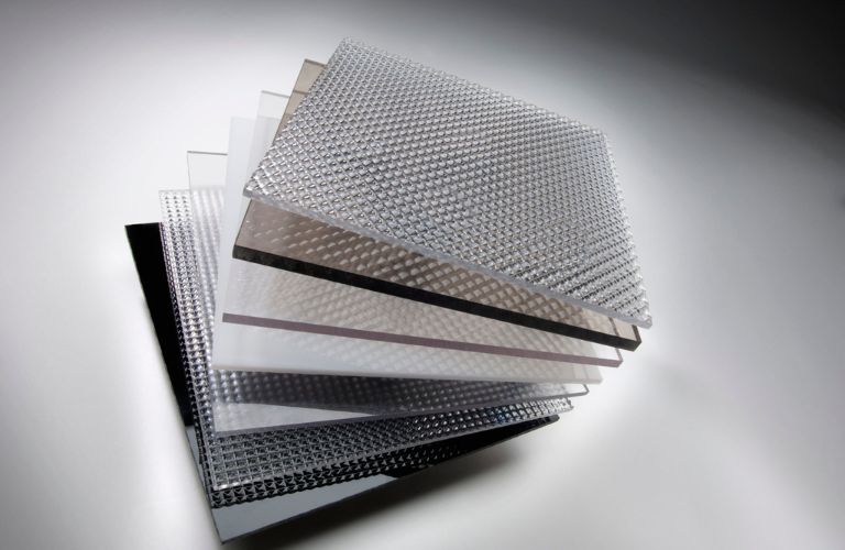Tấm Polycarbonate đặc ruột có thể có bề mặt phẳng hoặc sần
