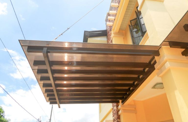 Mái che được làm từ tấm Poly màu trà