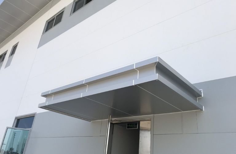 Tấm Alu thường được dùng để làm mái che, mái hiên cho các công trình xây dựng