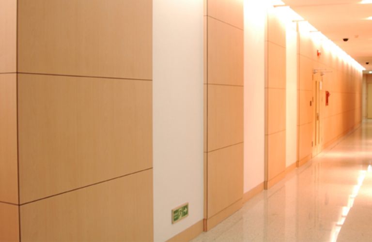 Tấm Alu ốp tường chống ẩm thường được dùng để ốp tường trong văn phòng, tòa nhà