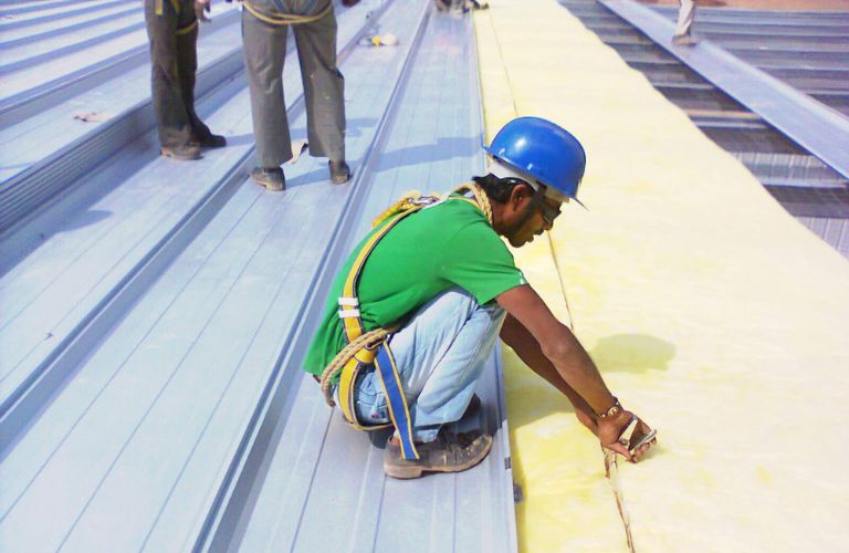 Mang đầy đủ biện pháp bảo vệ khi thi công bông thủy tinh