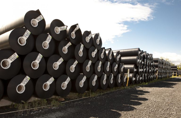 Giấy dầu chống thấm có khả năng ngăn nước, cách nhiệt và bảo vệ bề mặt hiệu quả