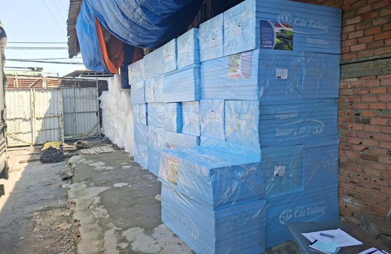 Các tấm xốp XPS được Hưng Phú Gia đóng kiện chắc chắn và bọc bảo vệ cẩn thận
