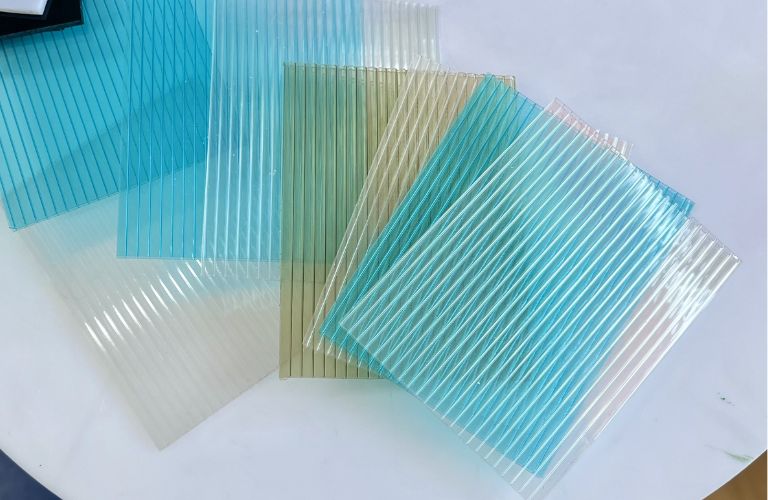 Lớp phủ UV trên bề mặt giúp ngăn chặn tới 98–99% tia cực tím