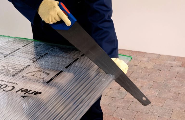 Cắt tấm nhựa Polycarbonate