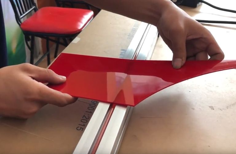 Uốn cong tấm mica bằng máy uốn nhiệt chuyên dụng