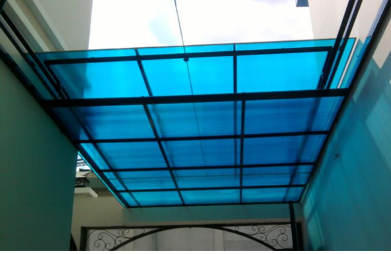 Dùng tấm mica từ 5mm trở lên để đảm bảo độ bền khi sử dụng ngoài trời