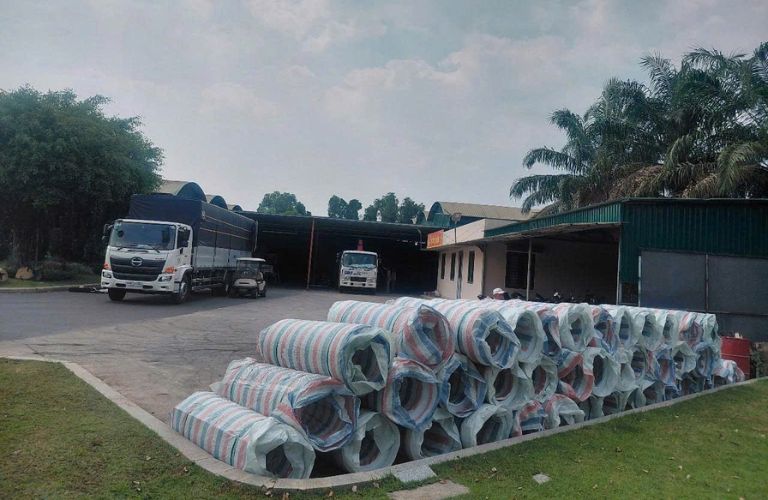 Các cuộn poly đặc được sắp xếp ngay ngắn