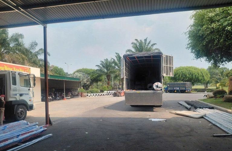 Xe tải đang thực hiện quá trình dỡ hàng tại khu vực công trình