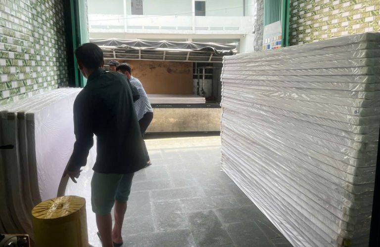 Các tấm xốp XPS được sắp xếp ngăn nắp tại cửa hàng,