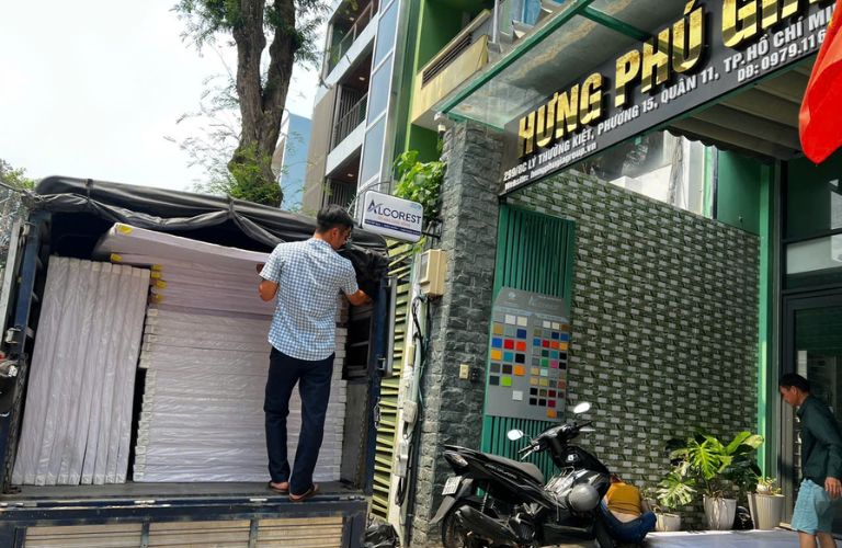 Quá trình đưa hàng lên xe được thực hiện cẩn thận, đảm bảo giữ nguyên chất lượng sản phẩm