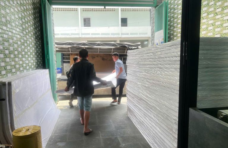 Đội ngũ Hưng Phú Gia phối hợp nhịp nhàng trong khâu bốc xếp và chuẩn bị đơn hàng