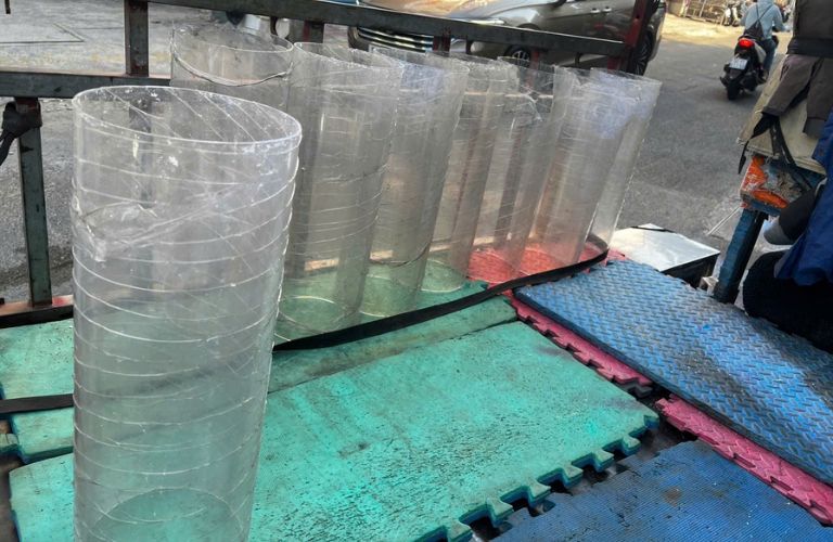 Các ống mica trong suốt phi 180mm sau khi được gia công cắt theo yêu cầu, sắp xếp gọn gàng chuẩn bị bàn giao