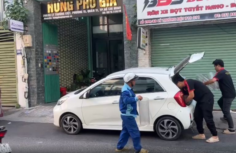 Đội ngũ Hưng Phú Gia đang hỗ trợ khách hàng bốc xếp và giao nhận sản phẩm mica ống tận nơi