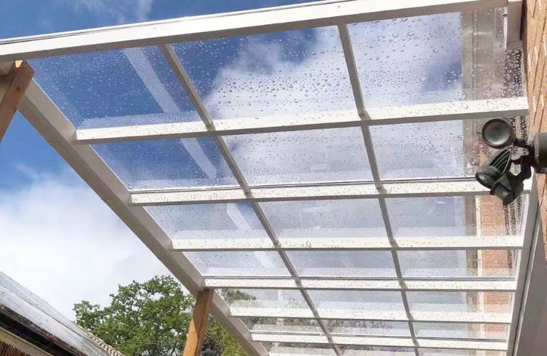 Polycarbonate hoạt động ổn định ngoài trời trong thời gian dài