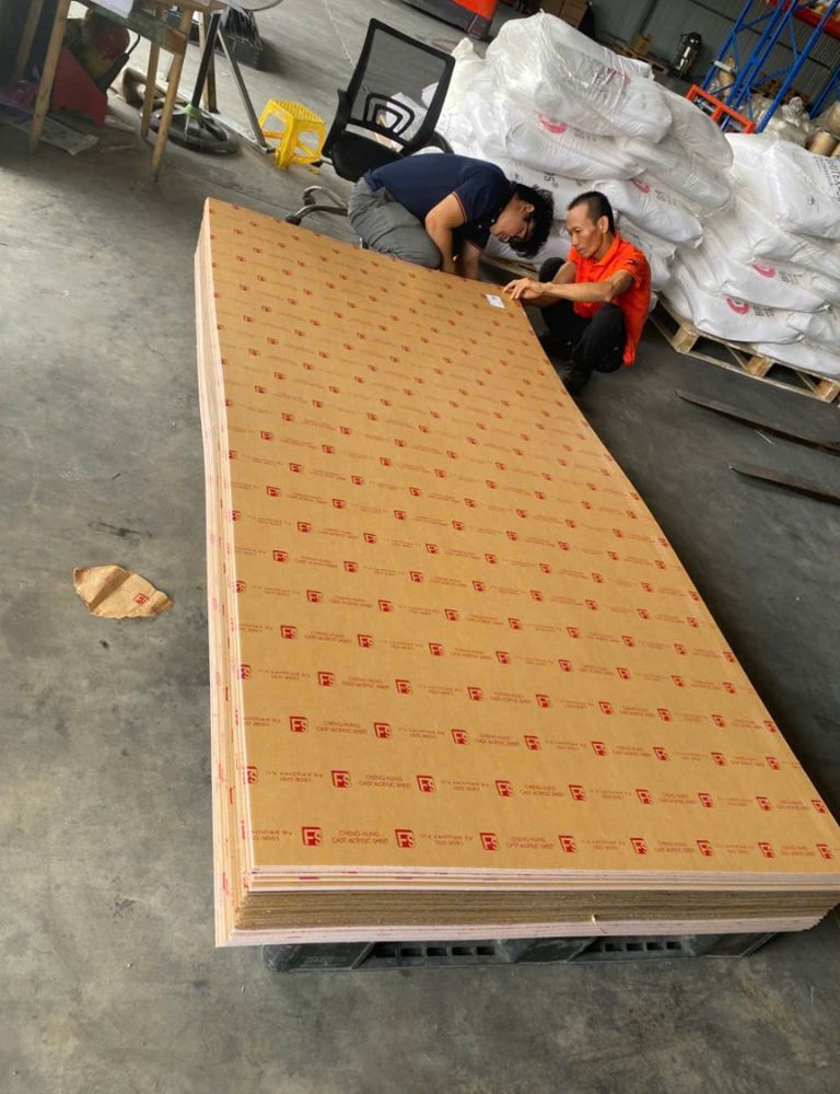 Đơn hàng 100 tấm mica được Hưng Phú Gia kiểm tra kỹ lưỡng tại kho