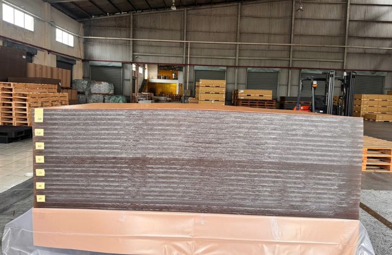 Lô mica Chochen trắng trong dày 5mm được Hưng Phú Gia tập kết tại kho
