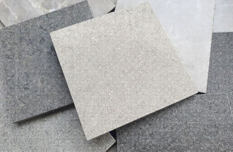 Sử dụng gạch porcelain, granite, đá tự nhiên hoặc bê tông mài nếu ưu tiên về độ bền